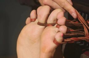 【在线播】【43码阿德里安娜的脚枷痒刑】RFStudioProduction   Adriana   Tickling Her Big Size 11 Feet in Stocks