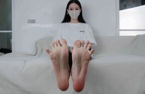 添脚大湿（011号芊芊2）国内高端原创脚模摄影花絮-闻添180纹身师芊芊棉袜裸足