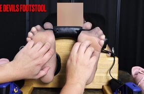 【在线播】【40码薇薇安丝袜痒刑】TheDevilsFootstool   Vivian Nylon Tickled in Stocks