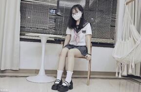 可爱乖巧的小萝莉，帮她涂身体乳，TK欺负