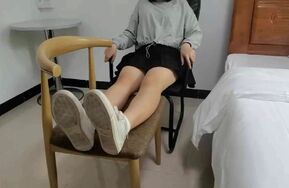 可爱白袜女友被捆在椅子上大力tk红润白皙裸足！