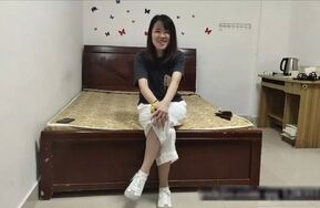 无梦原创-最新敏感嫩脚妹子小那被tk到生无可恋