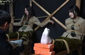 姐妹花被吊在刑房-绑老虎凳脱靴挠打脚心夹脚趾